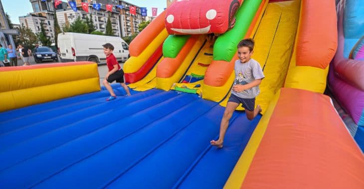 Festliche Begeisterung der Kinder in Bursa